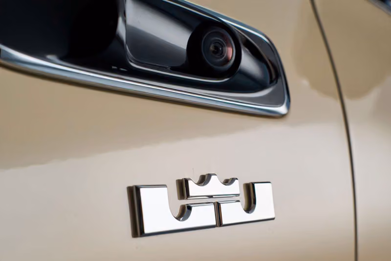 LeBron James 打造專屬 Maybach S 680,V12 徽章換成他的皇冠標誌
