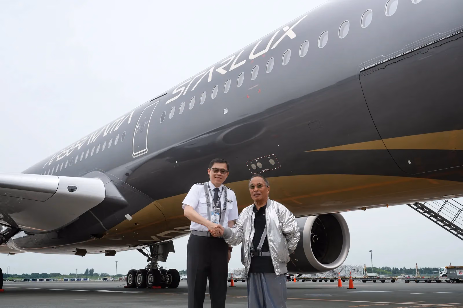 空山基圆飞行梦,星宇航空「AIRSORAYAMA」金银双机正式启航