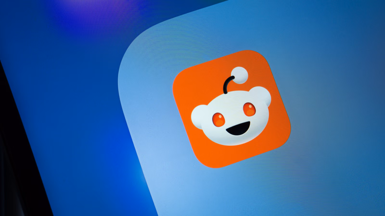Reddit Starts Testing AI Voice, Short Video Versions of Text Posts