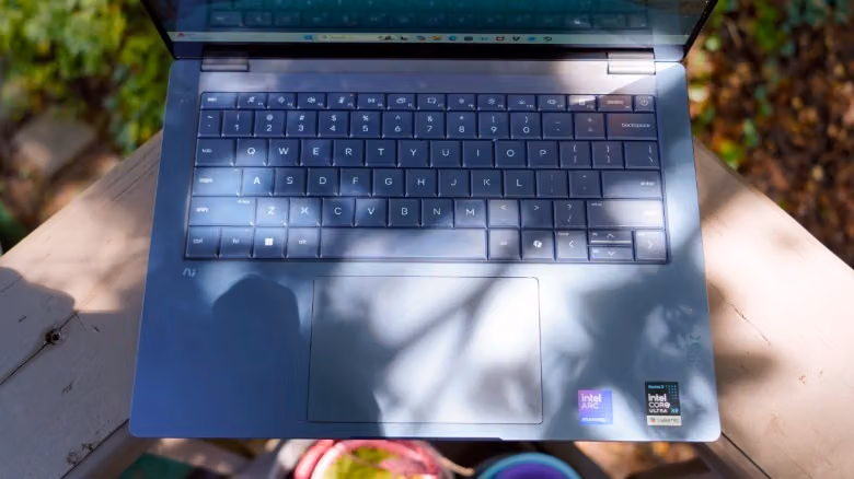 HP Omnibook X評測9分:不玩噱頭的14吋筆電,把基本功做到位