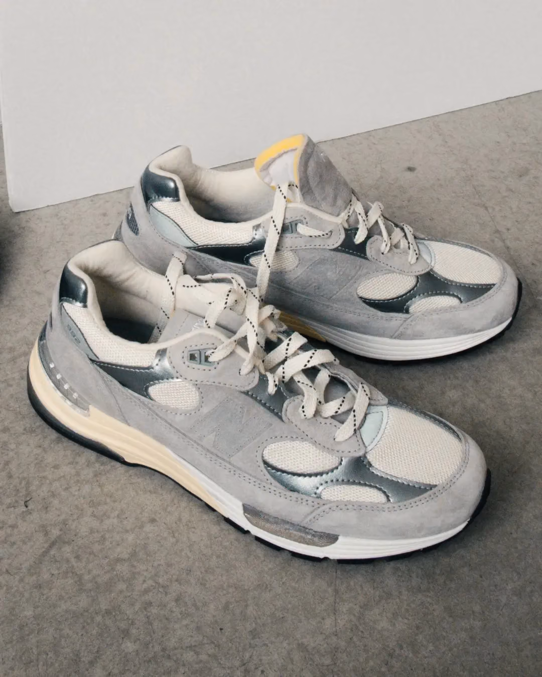 mfpen x New Balance 992 拿掉側邊「N」標，只留下一排空針孔