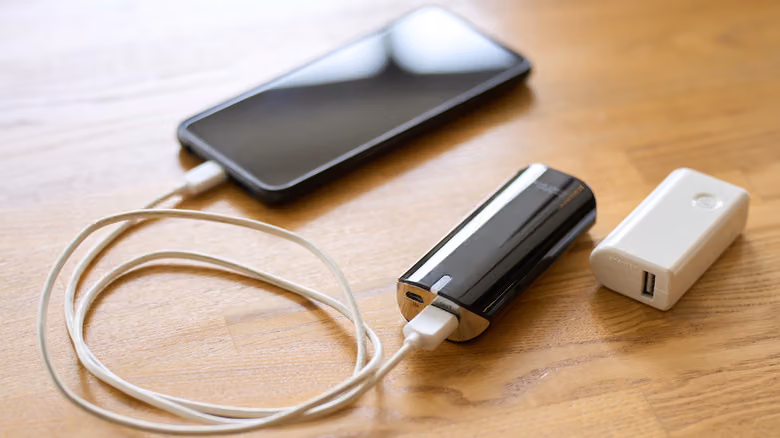 手機沒電又找不到充電器？行動電源與應急方案的實測數字