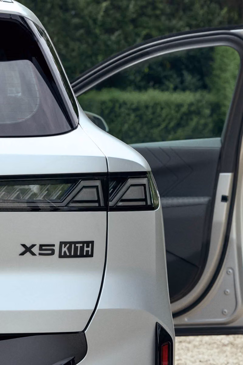 Kith x BMW 第四章压轴：一台塞进V10手排的2000年X5，一台预告2027年新世代设计