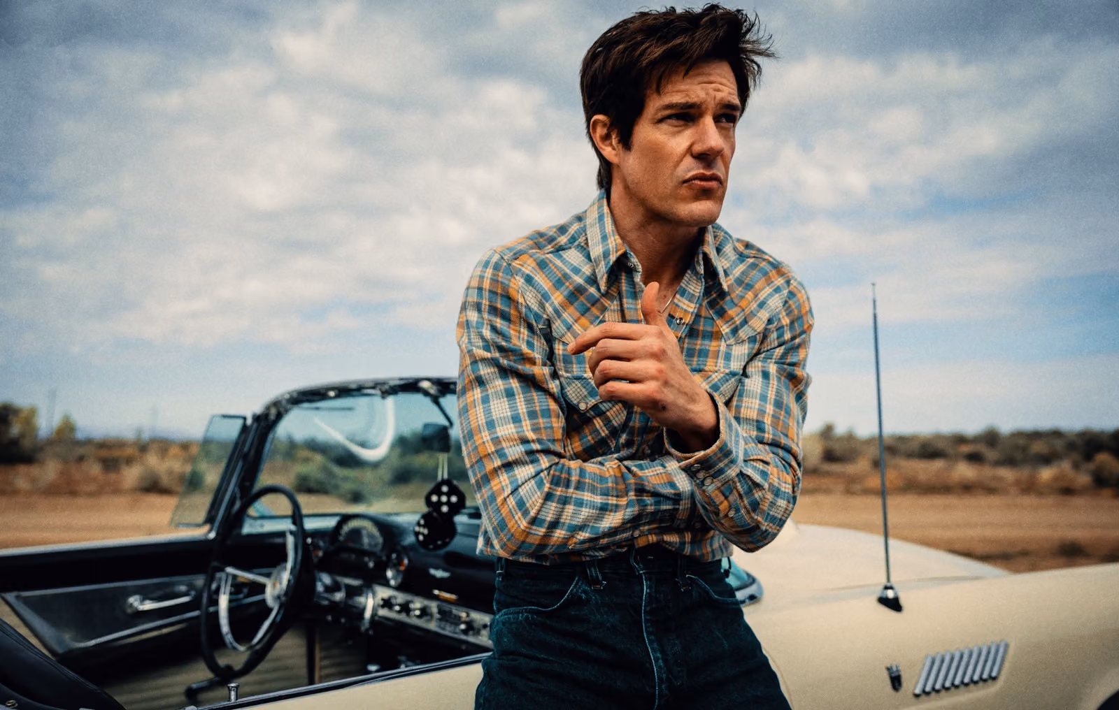 ความลับที่กล้าเขียนตอนอายุ 45 ปี: อัลบั้มใหม่ของ Brandon Flowers ขุดคุ้ยเงามืดในวัยเด็กสไตล์ Rockwellian