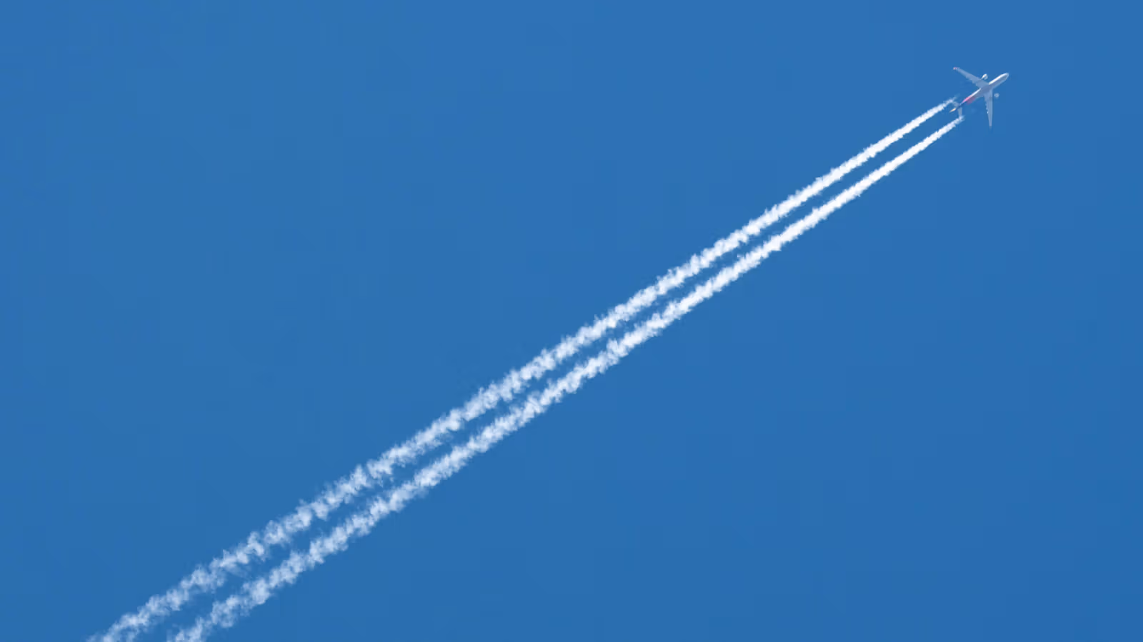 Googleとイギリス政府がタッグ AIで飛行ルートを微調整、飛行機雲対策へ