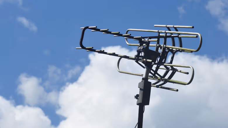 屋頂舊衛星鍋能收免費電視嗎?美國多半不行,英國卻還有救
