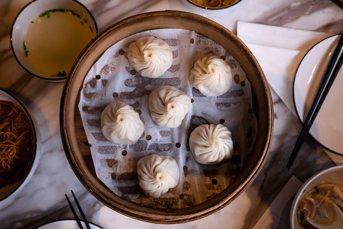 上海小笼包指南：蟹粉、薄皮、深夜摊，三种吃法各有信徒