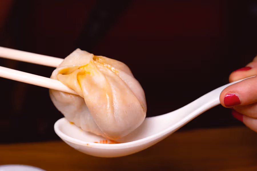 上海小笼包指南：蟹粉、薄皮、深夜摊，三种吃法各有信徒