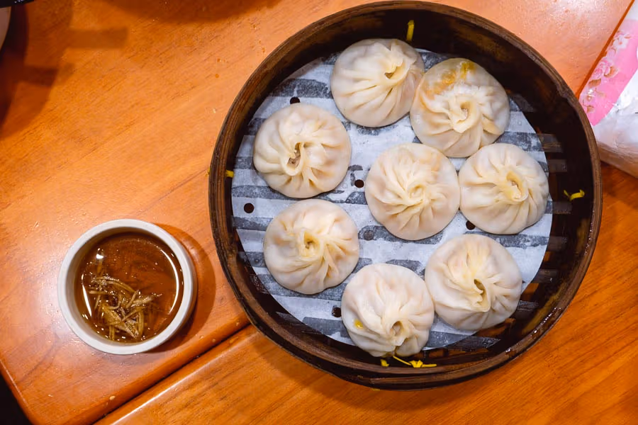 上海小笼包指南：蟹粉、薄皮、深夜摊，三种吃法各有信徒