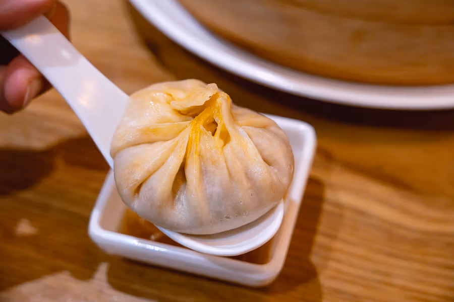 上海小笼包指南：蟹粉、薄皮、深夜摊，三种吃法各有信徒