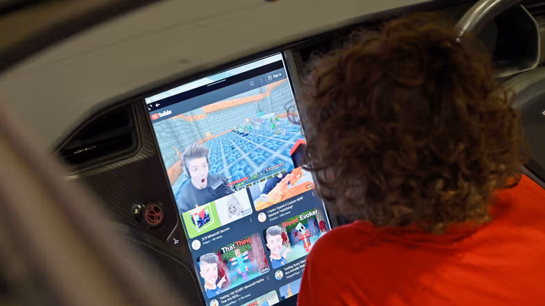 Android Auto 播 YouTube 還在卡音訊:Google 承諾的全螢幕更新何時到