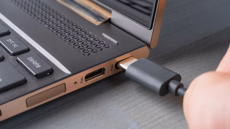 笔电的 USB-C 充电器借手机用,安全吗?关键在协商机制