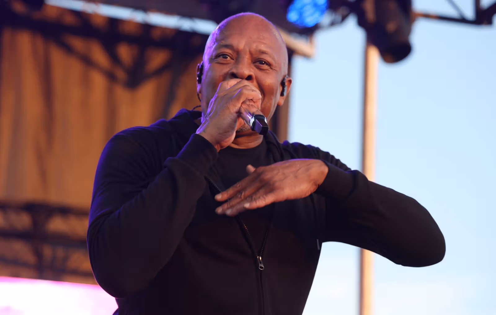 Dr. Dre พูดถึง AI ในวงการเพลง: "คนที่ต่อต้านก็เหมือนกับคนที่เคยต่อต้านเครื่องตีกลองในยุคนั้น"