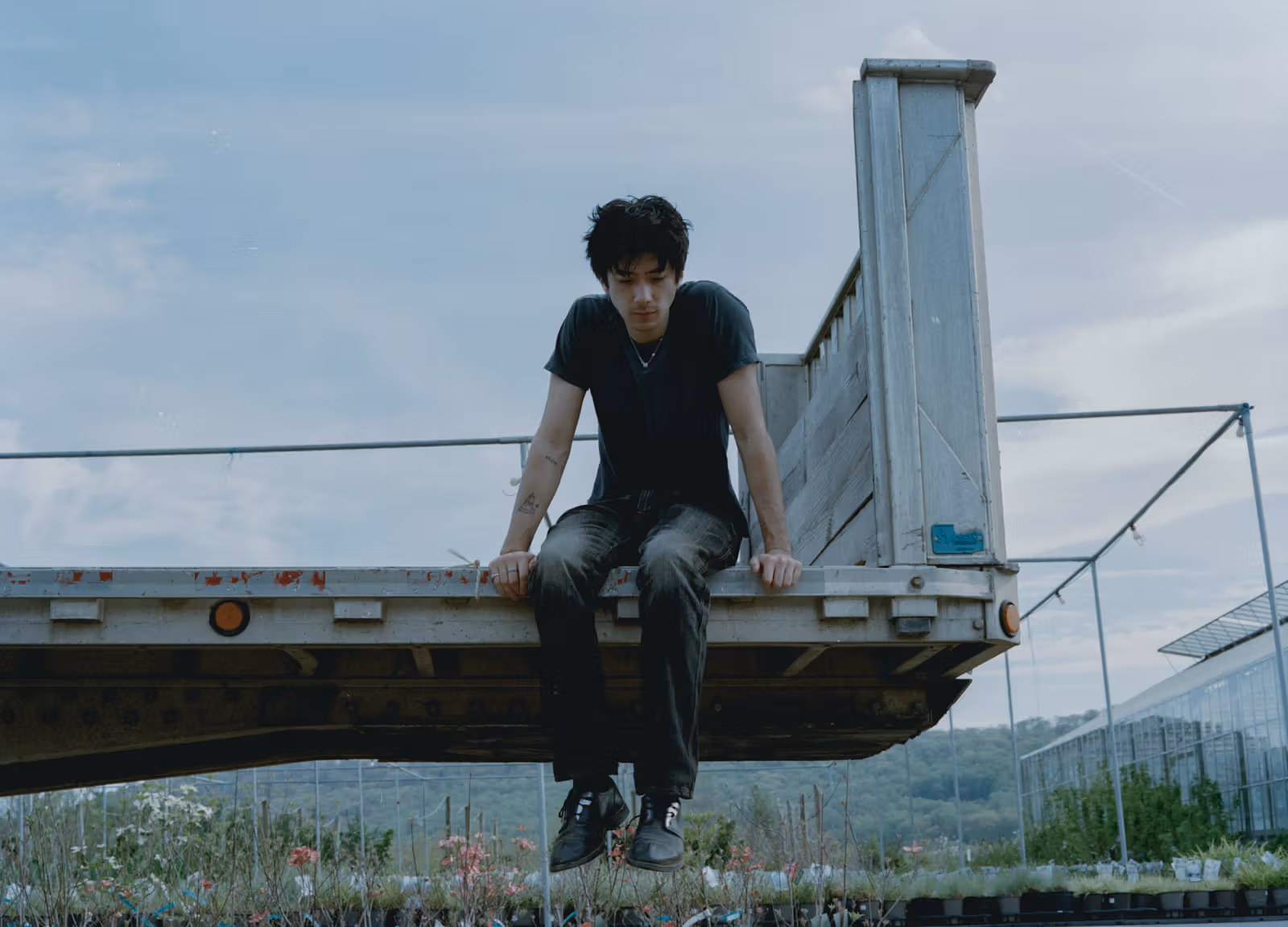James Ivy推翻15首demo，在倫敦錄音室裡寫出搖滾debut《The Seams》