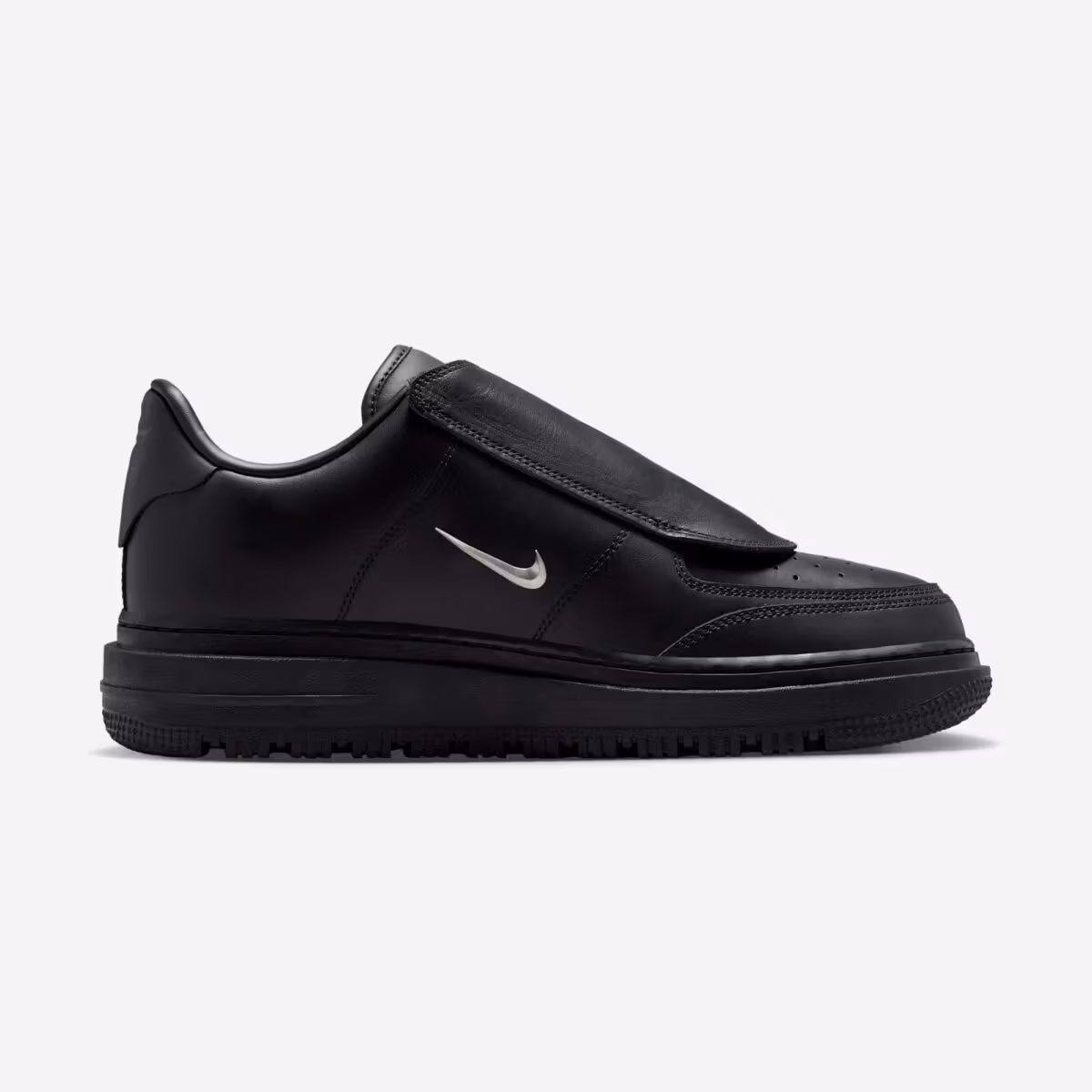 Air Force 1 Low Luxe 家族聚會系列推出黑化款式