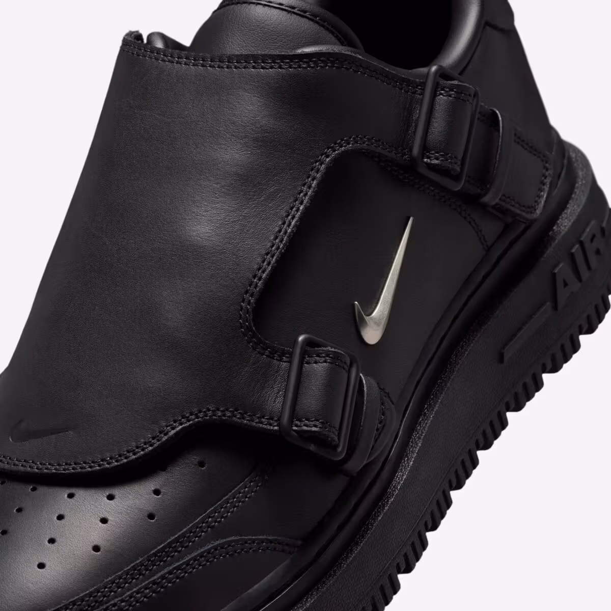 Air Force 1 Low Luxe 家族聚會系列推出黑化款式