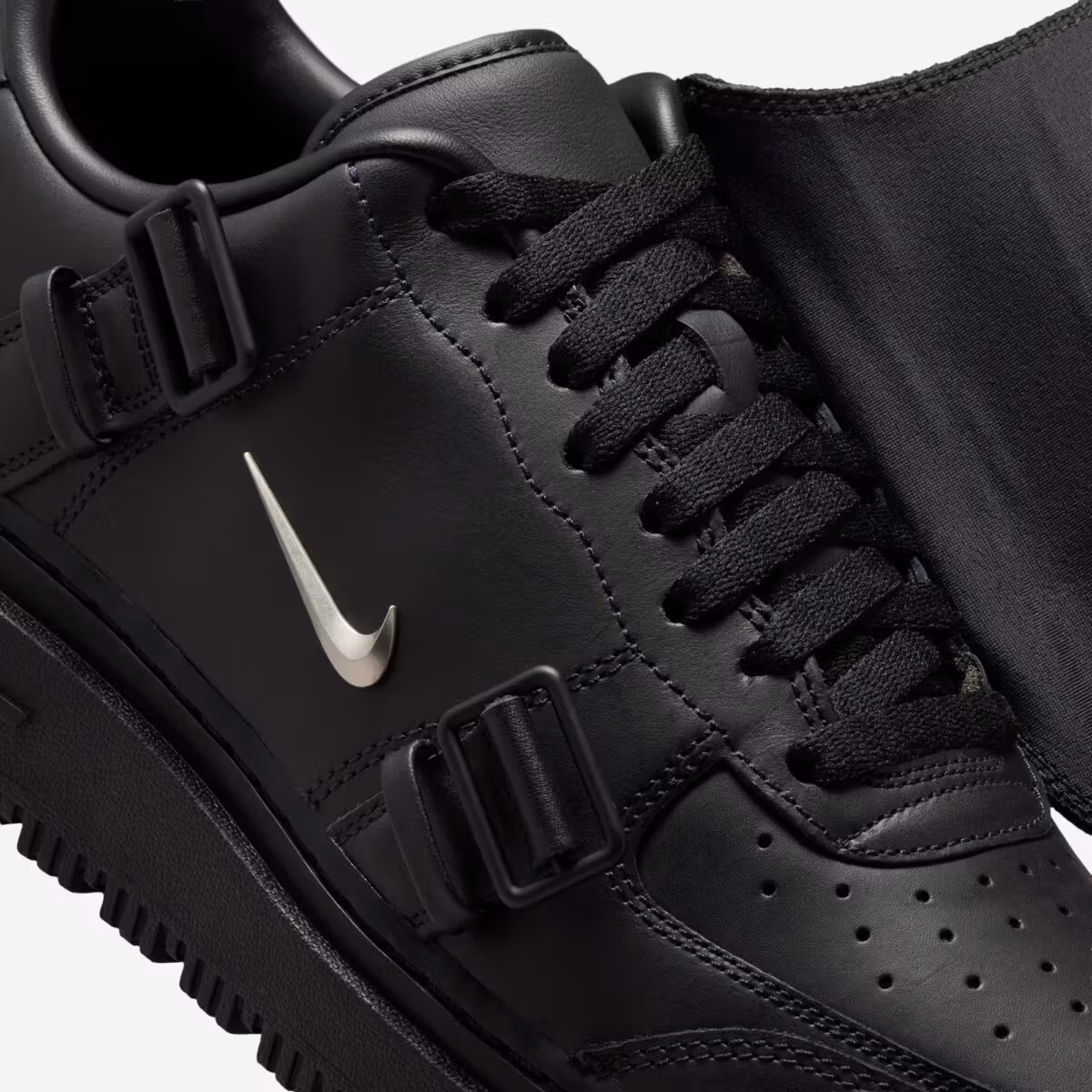 Air Force 1 Low Luxe 家族聚會系列推出黑化款式