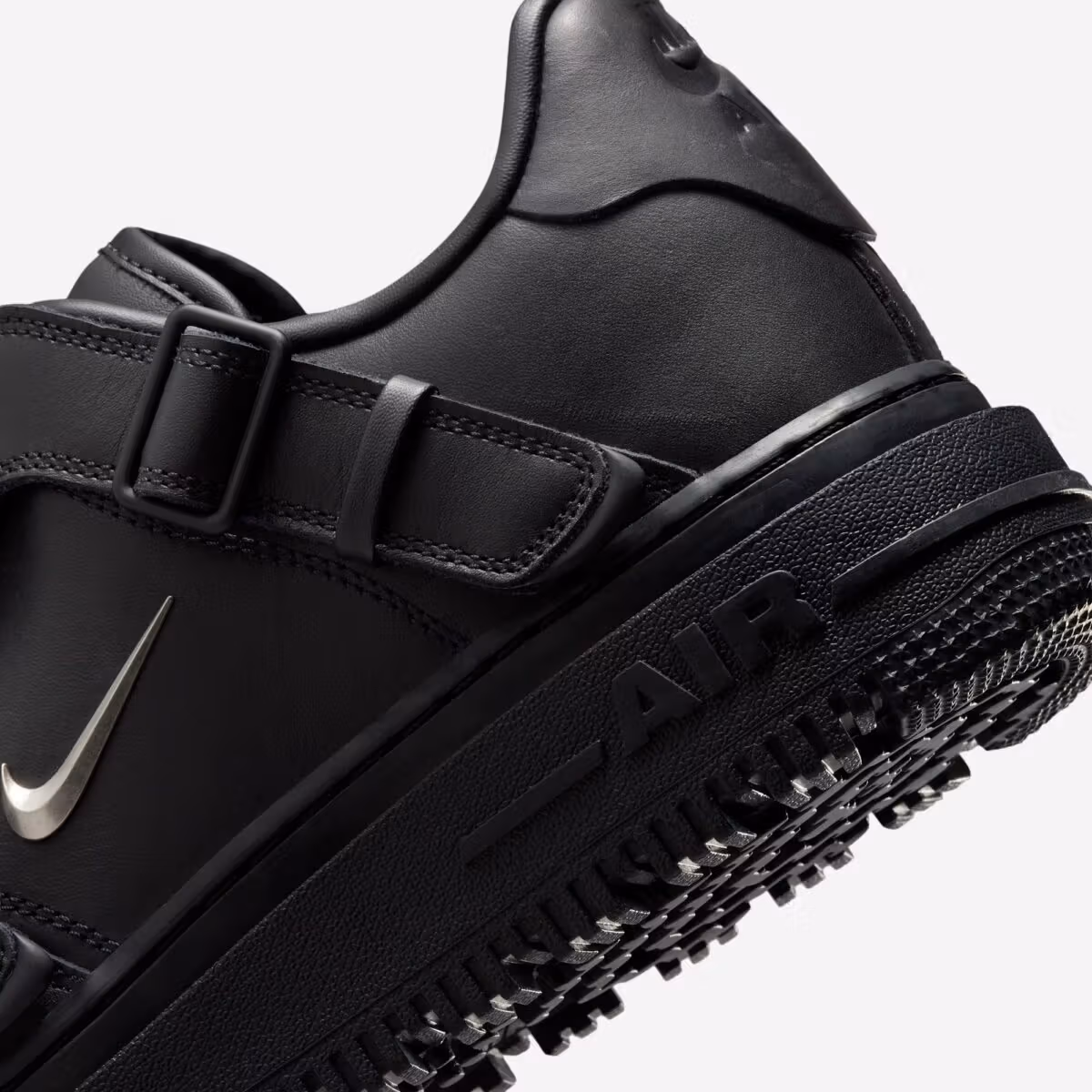 Air Force 1 Low Luxe 家族聚會系列推出黑化款式