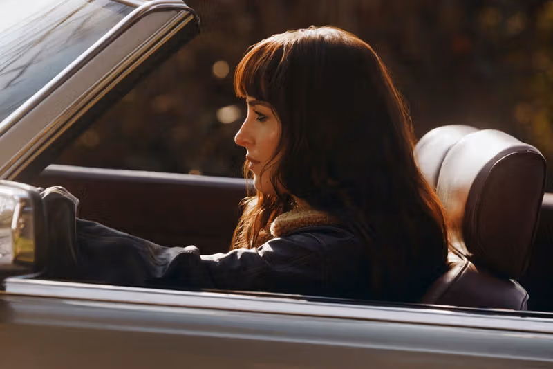 Valentino新香氛「Vendetta」找來Dakota Johnson與Skarsgård演一場逃亡