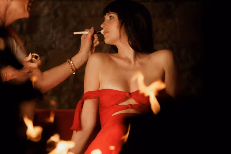 Valentino新香氛「Vendetta」找來Dakota Johnson與Skarsgård演一場逃亡