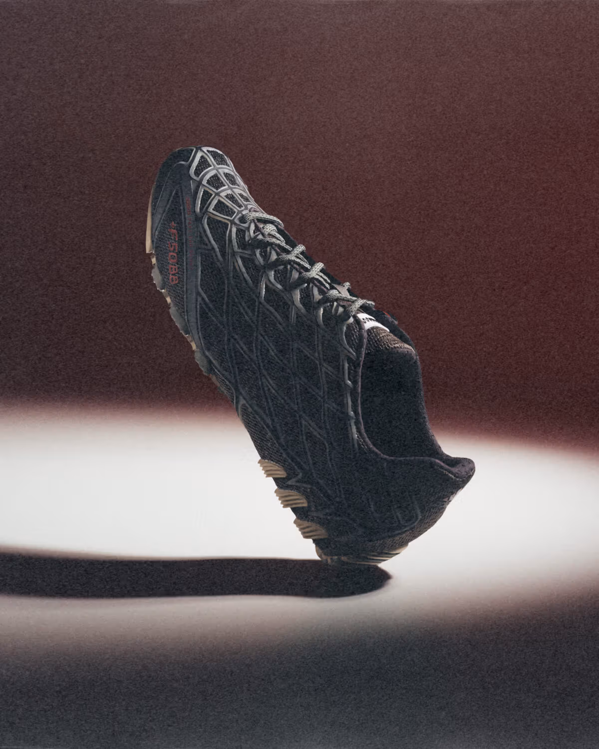 Bad Bunny x adidas F50 Ghost Sprint「Charcoal」8月29日開賣，戰靴款式外的新嘗試