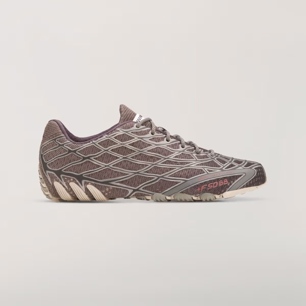 Bad Bunny x adidas F50 Ghost Sprint「Charcoal」8月29日開賣，戰靴款式外的新嘗試