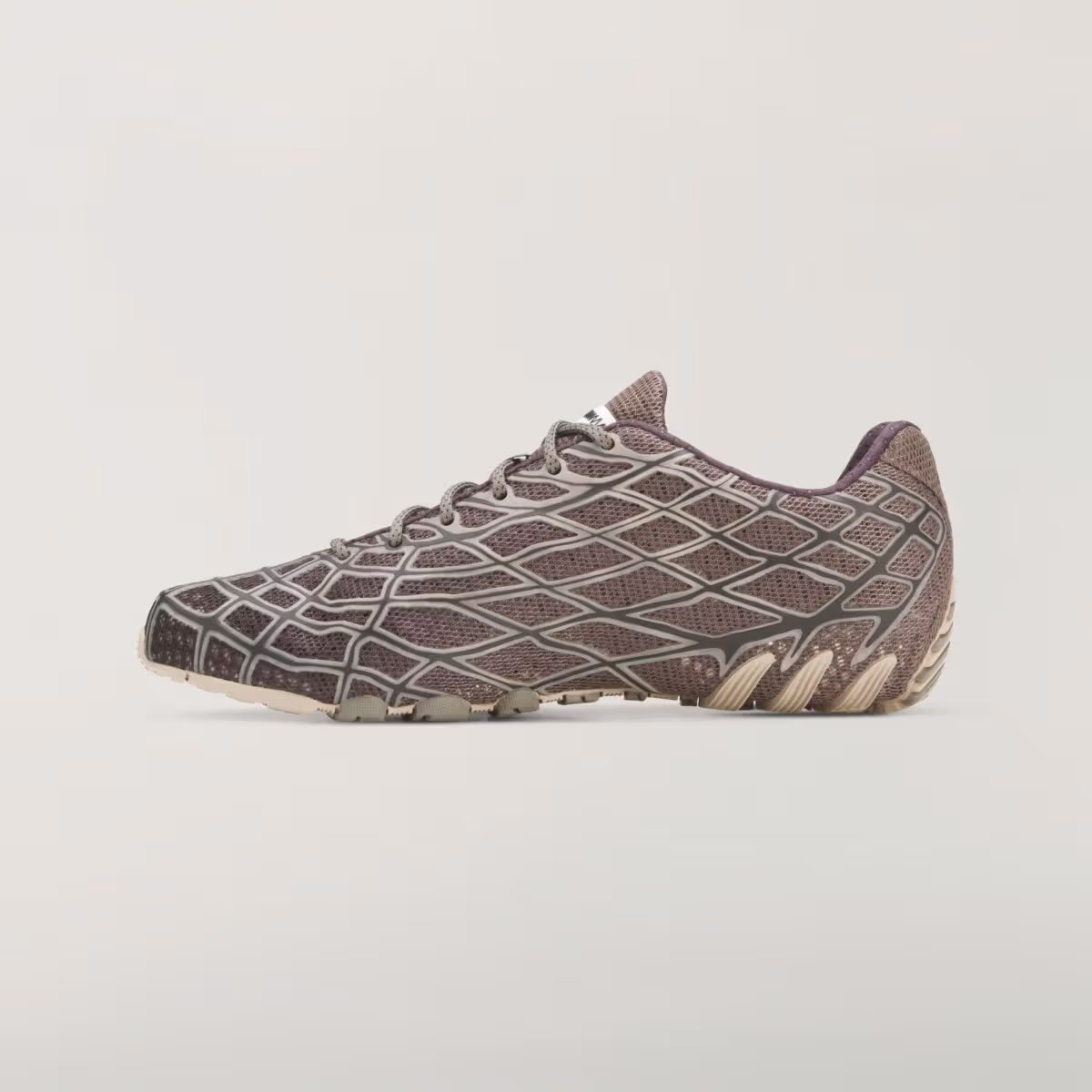 Bad Bunny x adidas F50 Ghost Sprint「Charcoal」8月29日開賣，戰靴款式外的新嘗試