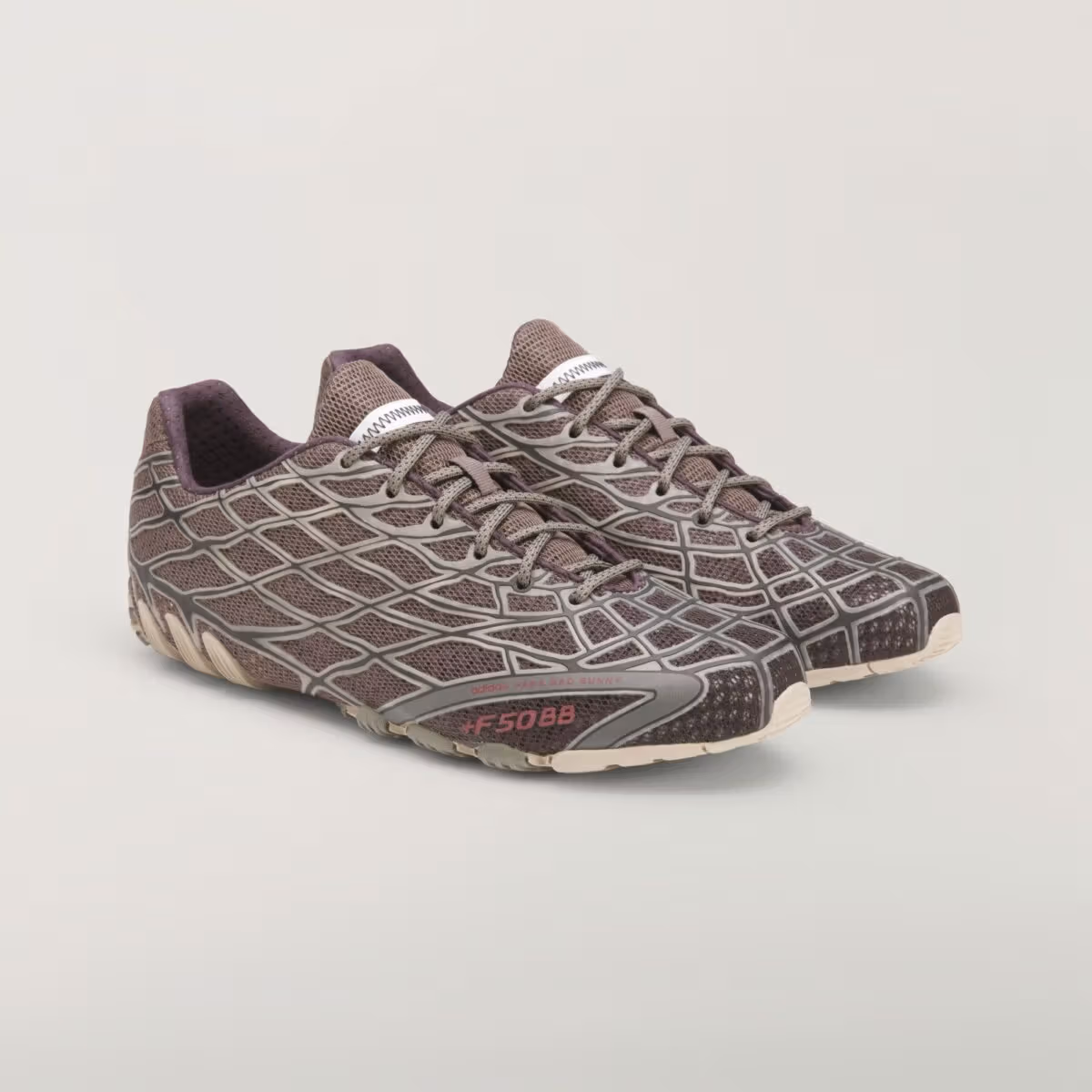 Bad Bunny x adidas F50 Ghost Sprint「Charcoal」8月29日開賣，戰靴款式外的新嘗試