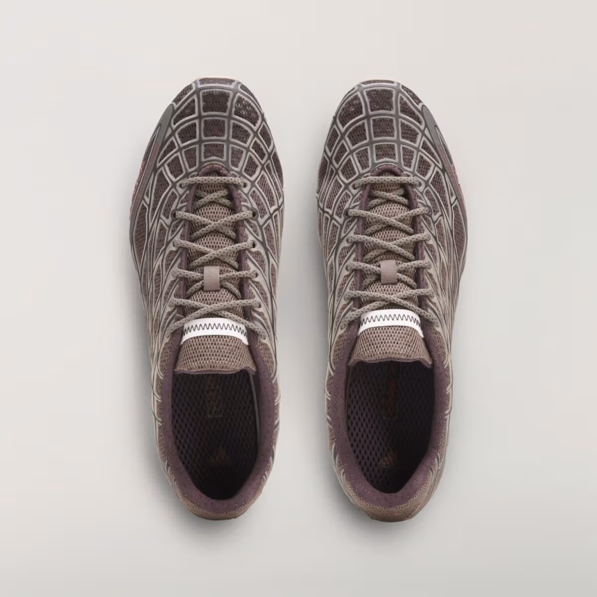 Bad Bunny x adidas F50 Ghost Sprint「Charcoal」8月29日開賣，戰靴款式外的新嘗試