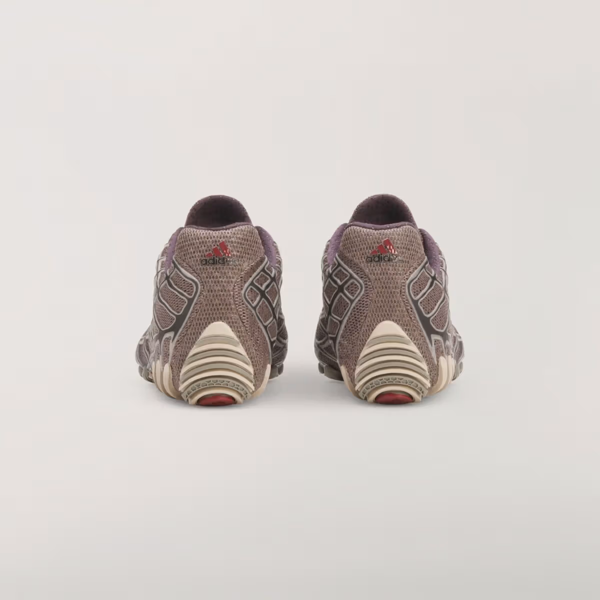 Bad Bunny x adidas F50 Ghost Sprint「Charcoal」8月29日開賣，戰靴款式外的新嘗試