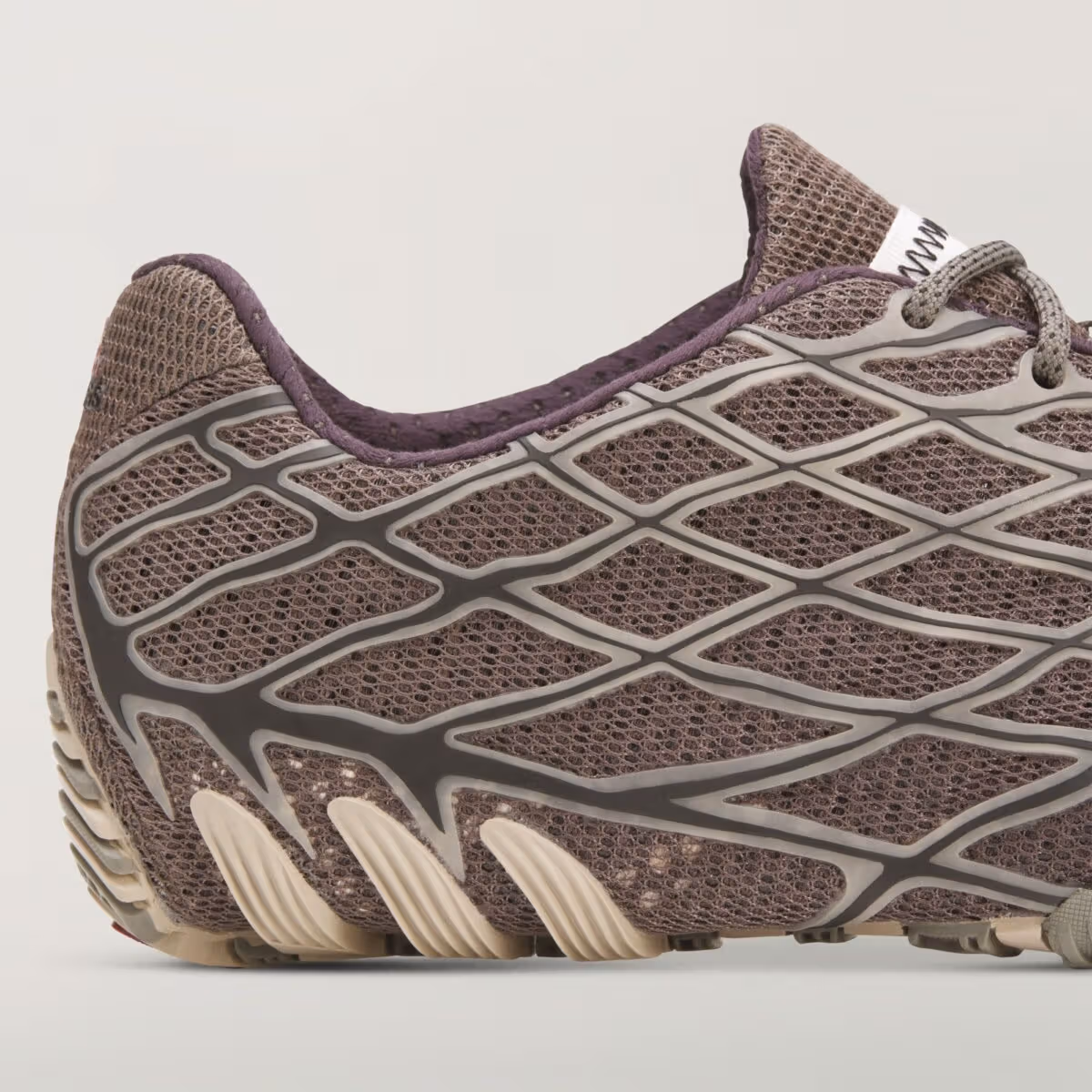 Bad Bunny x adidas F50 Ghost Sprint「Charcoal」8月29日開賣，戰靴款式外的新嘗試
