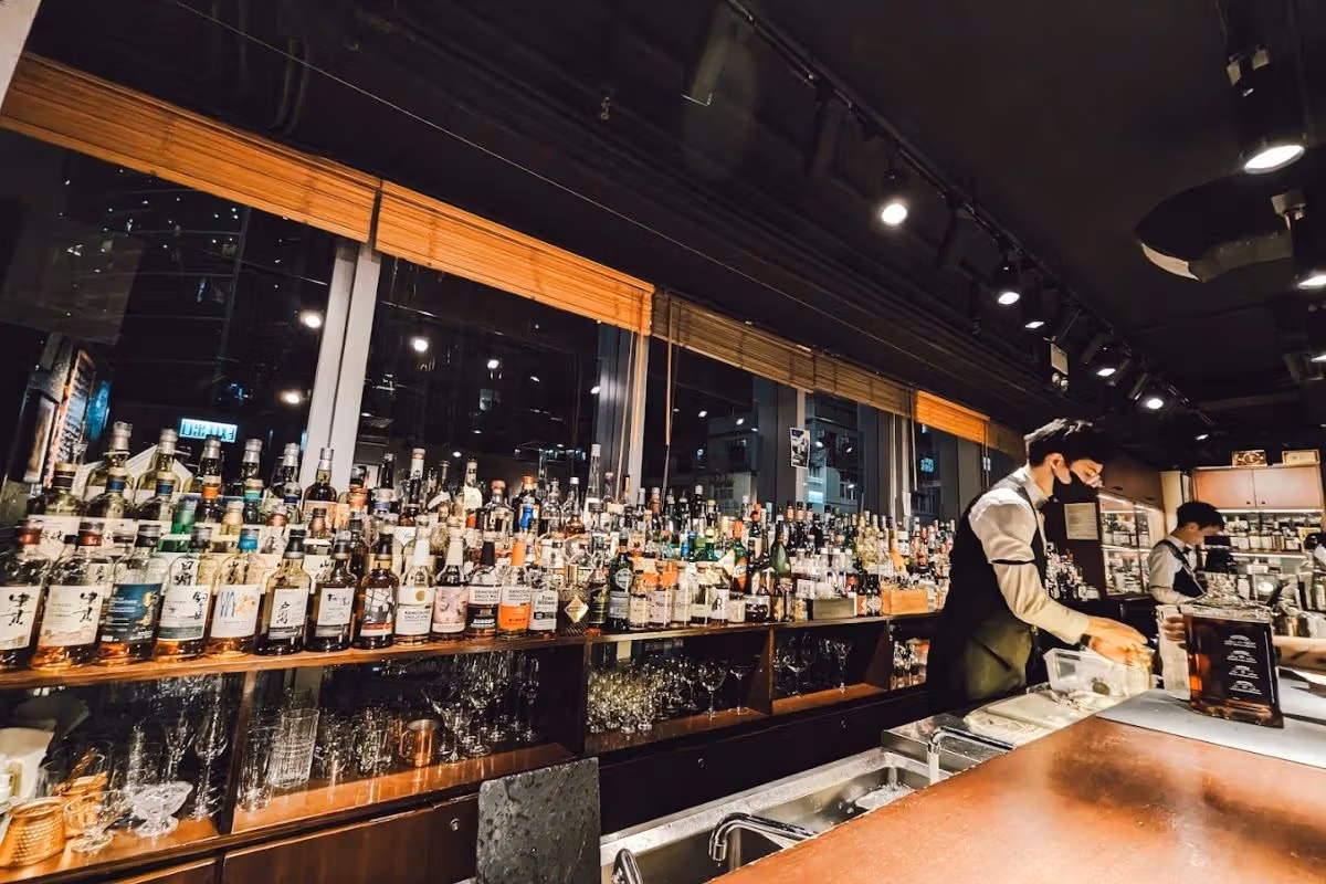 尖沙咀酒吧指南：從半島秘密吧喝到街頭老派酒館