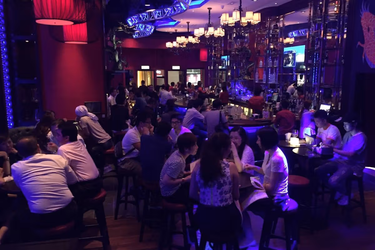 尖沙咀酒吧指南：從半島秘密吧喝到街頭老派酒館