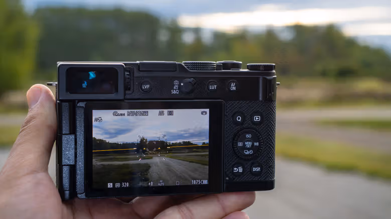 Panasonic Lumix L10評測:定焦當道的復古熱潮裡,它選擇裝上變焦鏡
