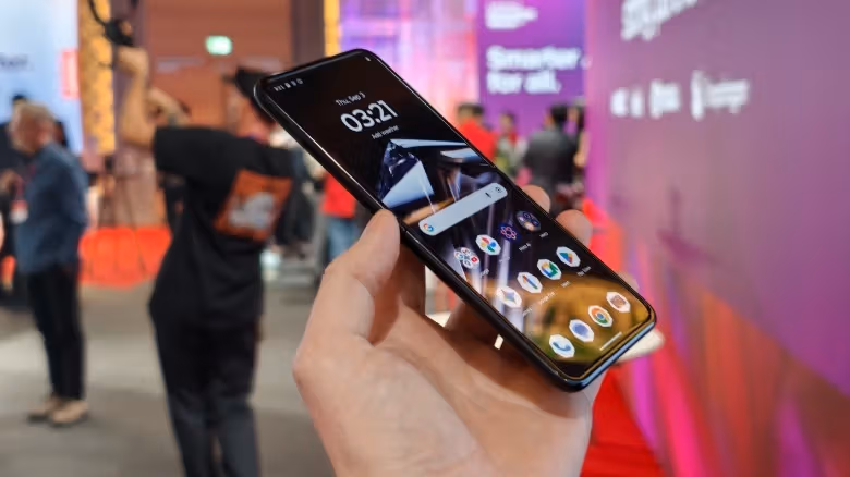 Motorola Razr 再度披上施華洛世奇水晶，這次換成黑色調
