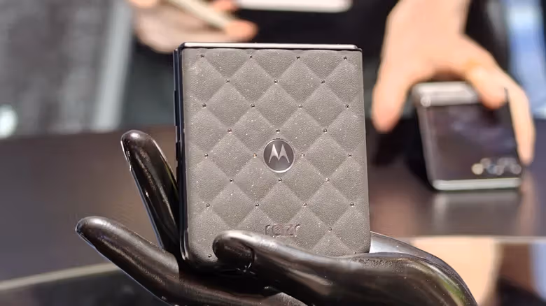 Motorola Razr 再度披上施華洛世奇水晶，這次換成黑色調