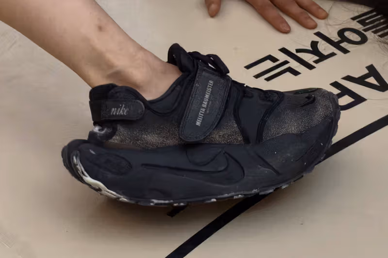 Melitta Baumeister 把 Nike Rift 拆成怪誕雕塑，厚底 Rocker 鞋跟藏了一雙眼睛