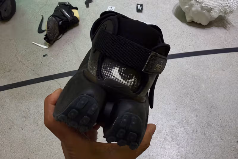 Melitta Baumeister 把 Nike Rift 拆成怪誕雕塑，厚底 Rocker 鞋跟藏了一雙眼睛