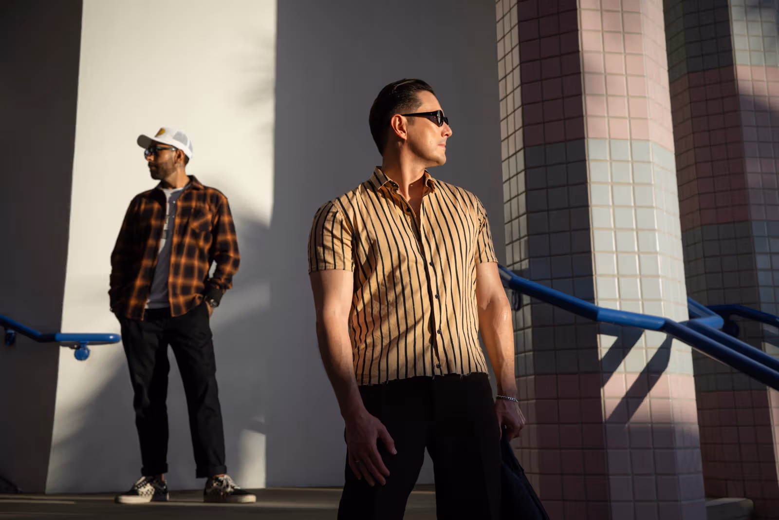 ロサンゼルスの2人組The Eiffels、自主制作の新曲を発表——インスピレーションはボーカルが17歳の時に書いた詩から