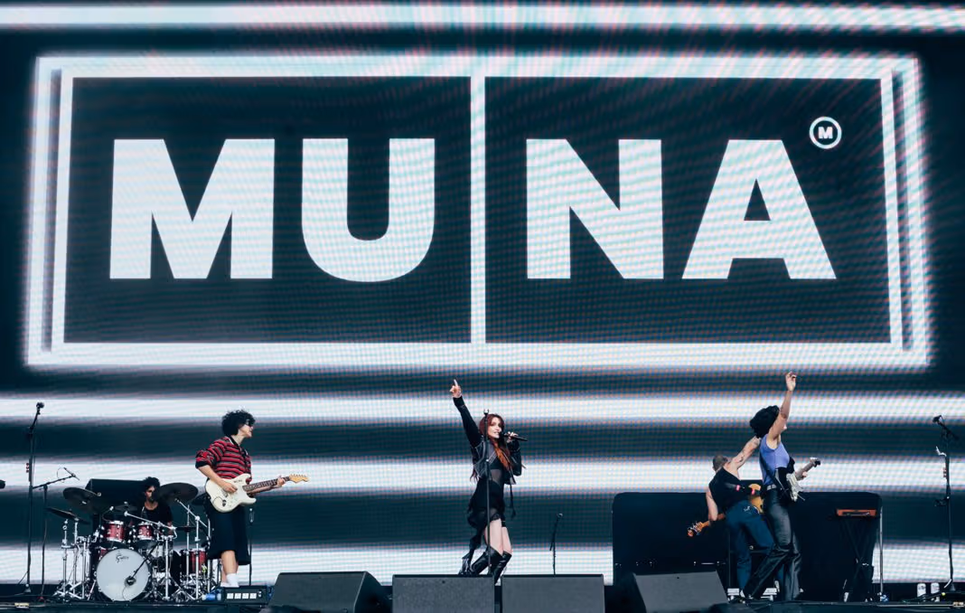 MUNAのギタリストNaomi McPherson、末期がんの母親に寄り添うためツアー開幕数公演を欠席