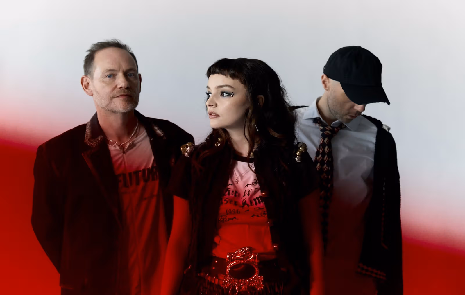5年の沈黙を破るChvrches、新曲「Roses」でインダストリアルへ、Mayberryはゴシックに変身
