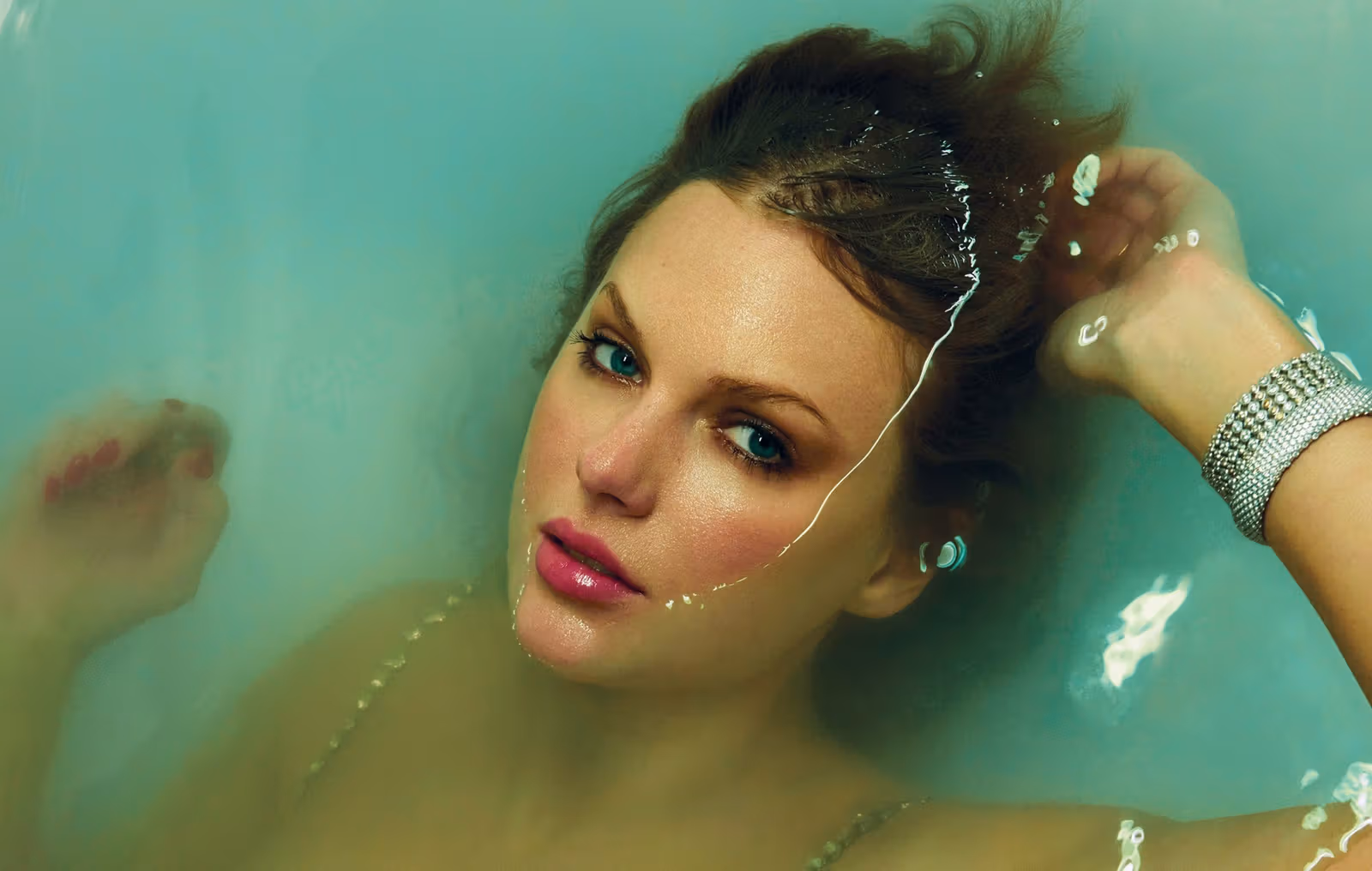Taylor Swift、『The Life Of A Showgirl』拡張版を発表 新曲4曲を追加し金曜日に配信開始