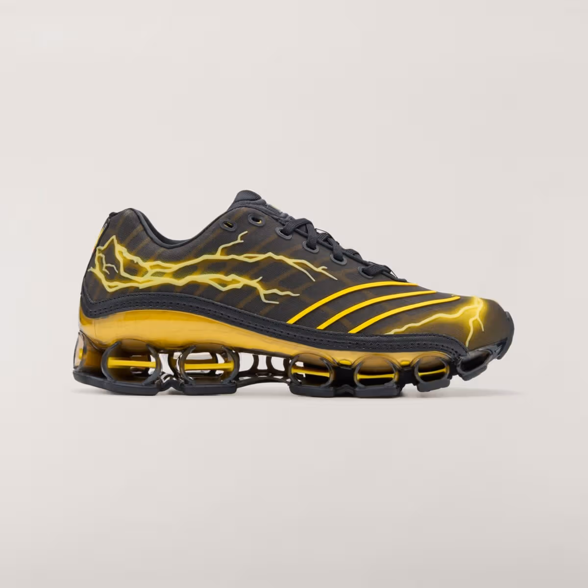 Pokémon x adidas Megaride F50「Pikachu」黑色現身,30週年聯名不走黃色路線