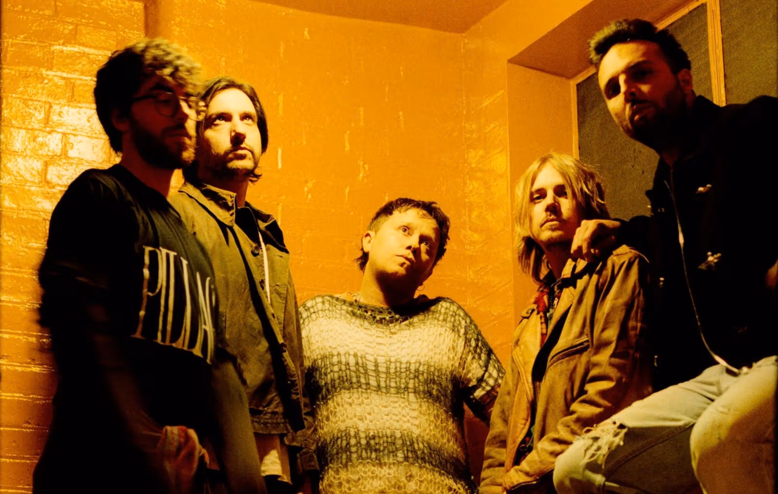 Nothing But Thieves《Stray Dogs》: หลังผ่านมา 10 ปีกับ 5 อัลบั้ม วงยังบอกว่าตัวเองเป็นหมาจรอยู่ดี