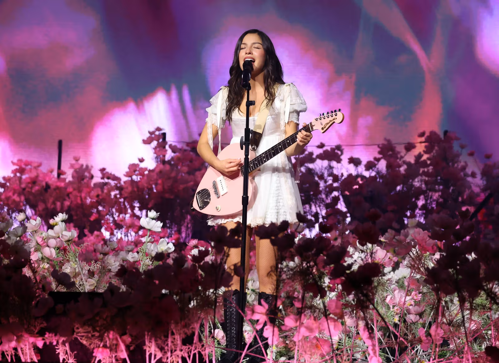 Olivia Rodrigo เปิดทัวร์ 《Unraveled》 ด้วยเรื่องราวสี่ฤดูกาล ฉาก 《The Cure》 ซ่อนชุดสีแดงไว้ใต้ชุดสีขาว