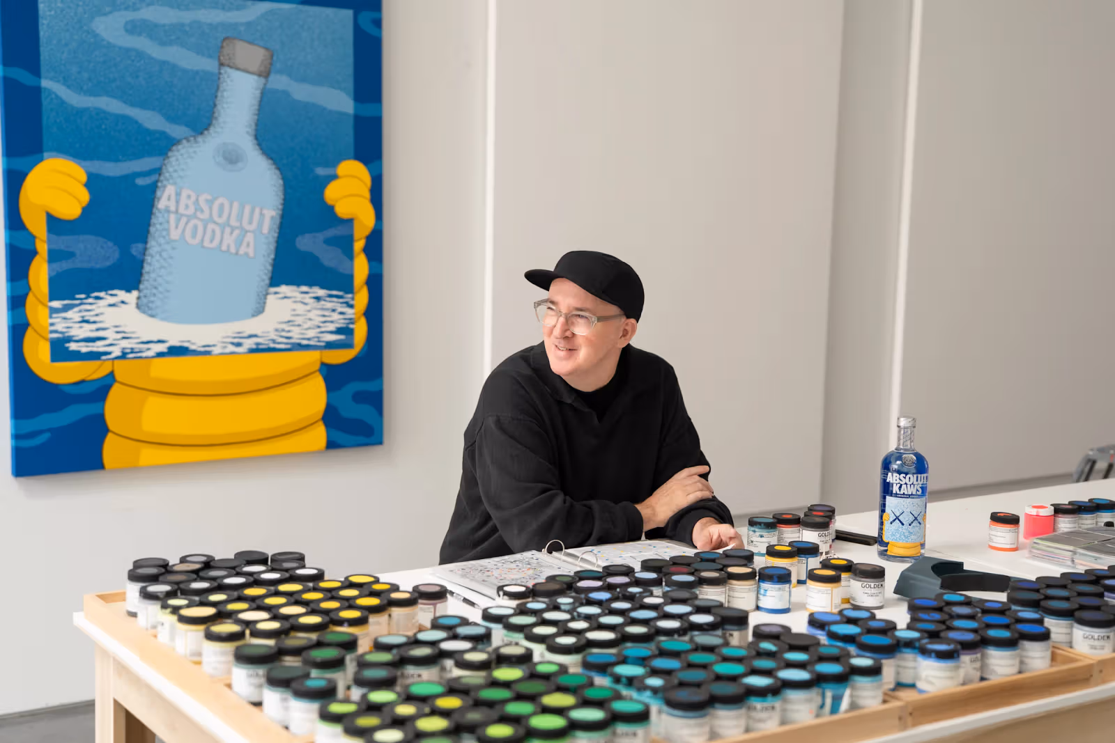 KAWS, CHUM을 Absolut 보드카병에 그리다… Warhol이 남긴 40년 아티스트 리스트의 계보를 잇다