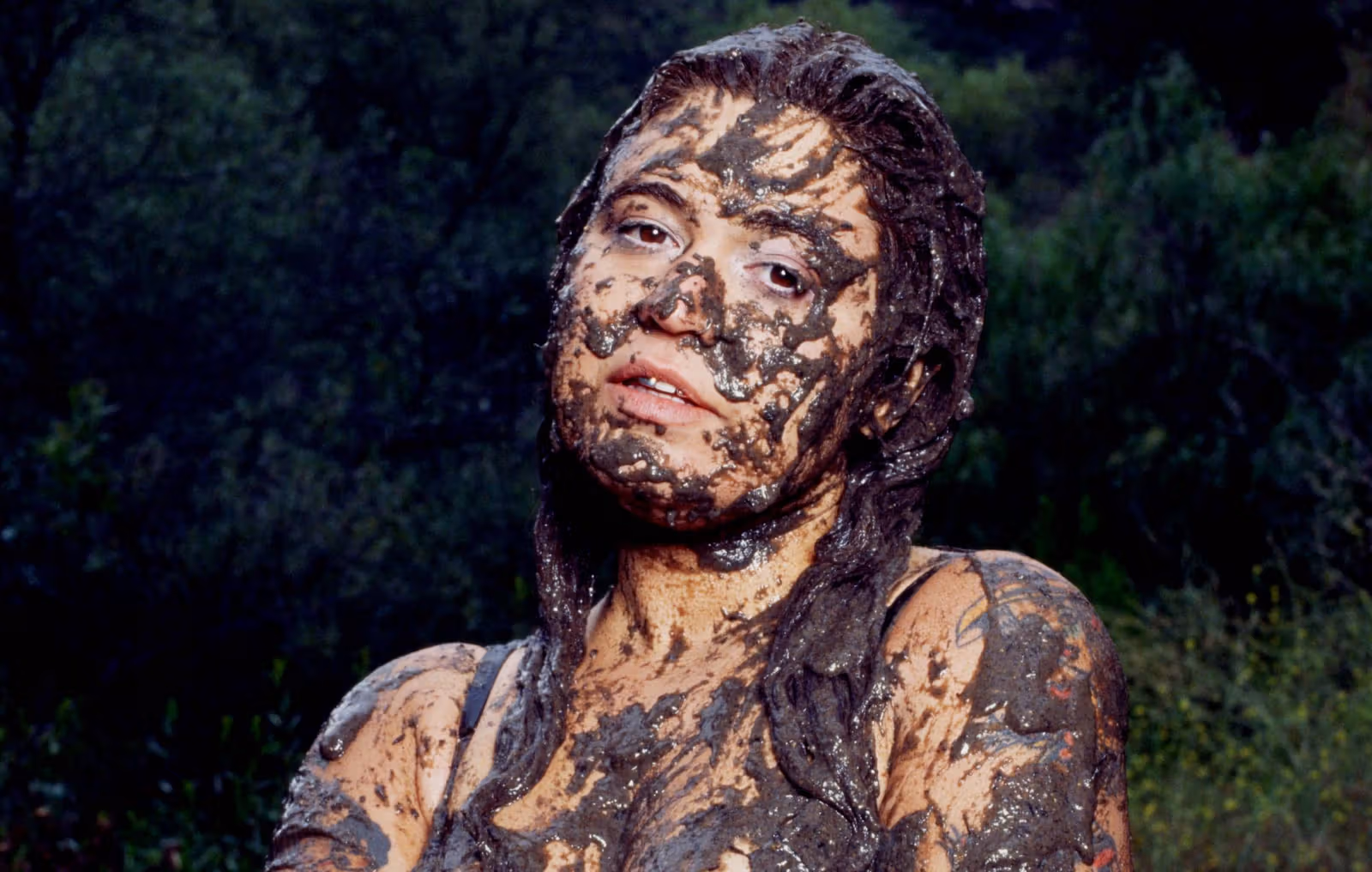 レミ・ウルフ新作アルバム『Mud』:130曲の中から選ばれたのは、焚き火を囲んで歌いながら泣けてしまう曲だけ