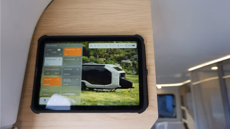 iPadで6000ポンドのトレーラーを駐車:Pebble Flow電動キャンピングトレーラーに一晩実際に泊まってみた