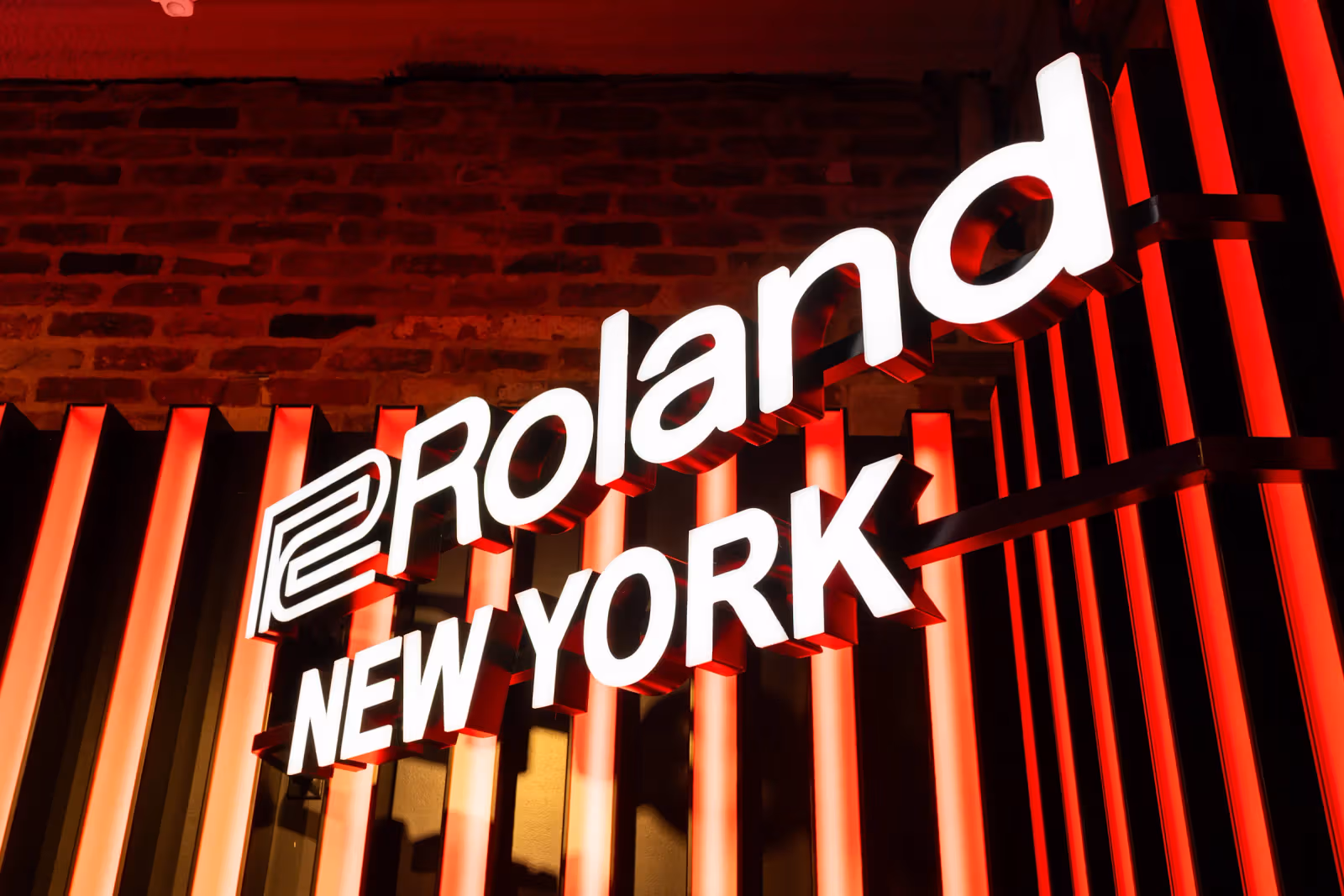 Roland 纽约旗舰店开幕，DJ Jazzy Jeff 与 Mdou Moctar 同台打碟弹琴
