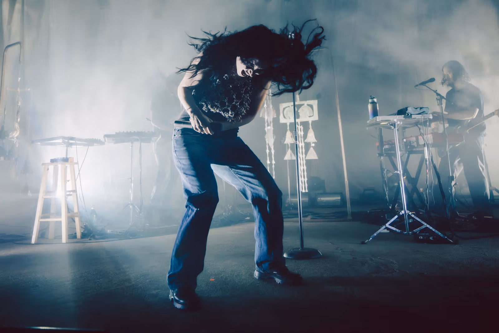 Lorde เปิดการแสดงที่โบสถ์กลางทะเลทราย ก่อน FORM Arcosanti ต้องจบลงก่อนกำหนดเพราะพายุฝนถล่ม